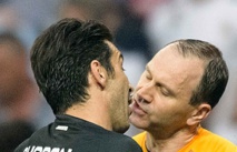 Gianluigi Buffon, gardien Turinois et 'arbitre suédois Jonas Eriksson