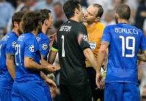 Gianluigi Buffon, gardien Turinois et 'arbitre suédois Jonas Eriksson sous le regard des joueurs turinois
