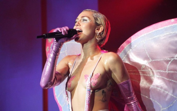 Miley Cyrus : les seins à l'air et déguisée en papillon, la chanteuse allume un joint sur scène