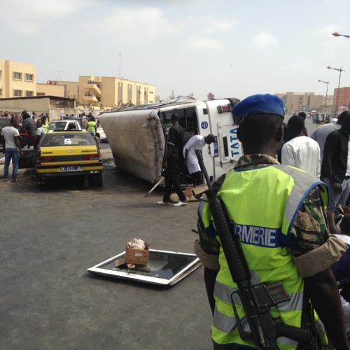 (Photos et vidéo) Accident sur la Vdn : Un bus "Tata", ligne 4, se renverse et fait des blessés graves   