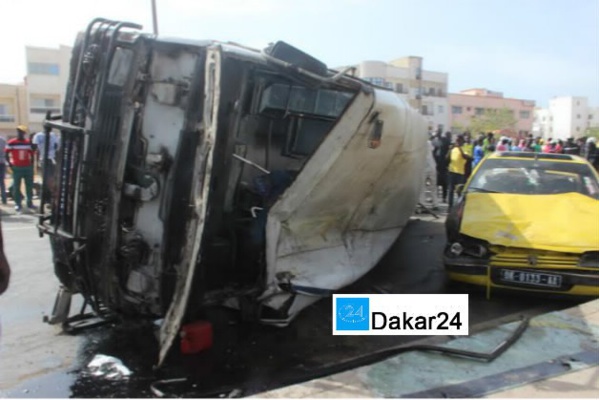 Regardez comment le bus Tata de la Ligne 4 a chuté du pont de la Foire et s’est écrasé sur un taxi