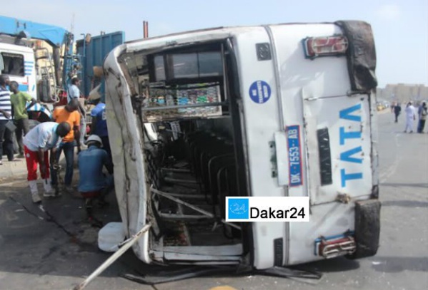 Regardez comment le bus Tata de la Ligne 4 a chuté du pont de la Foire et s’est écrasé sur un taxi