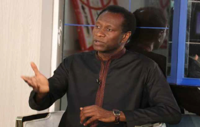 Pr. Aziz Salmone Fall : «Un gouvernement d'union nationale et de salut, doit succéder au Président Sall en avril »