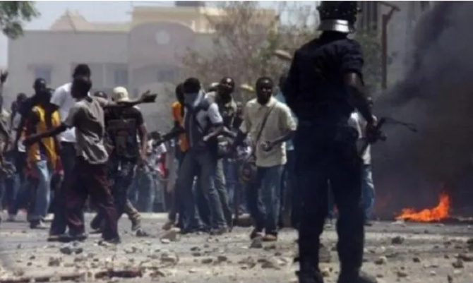Mbacké: la police disperse une tentative de rassemblement contre le report de la présidentielle