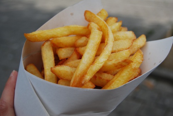 Belgique : un voleur arrêté grâce... à une barquette de frites !