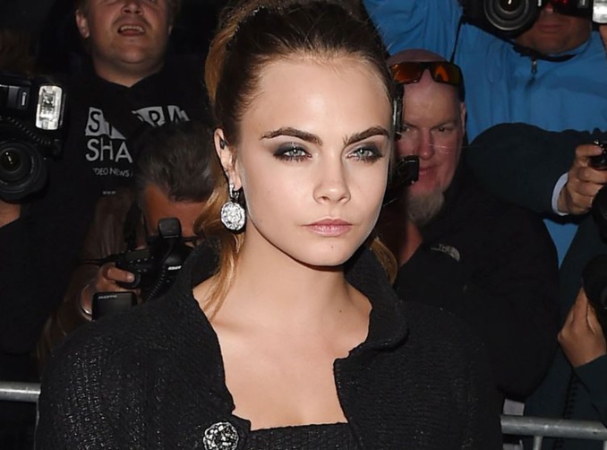 Cara Dele­vingne démonte le mannequi­nat : « J’étais un animal en cage »