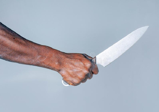 Ils ont frôlé la mort : Deux agents attaqués au couteau dans un cabinet d’expert-comptable