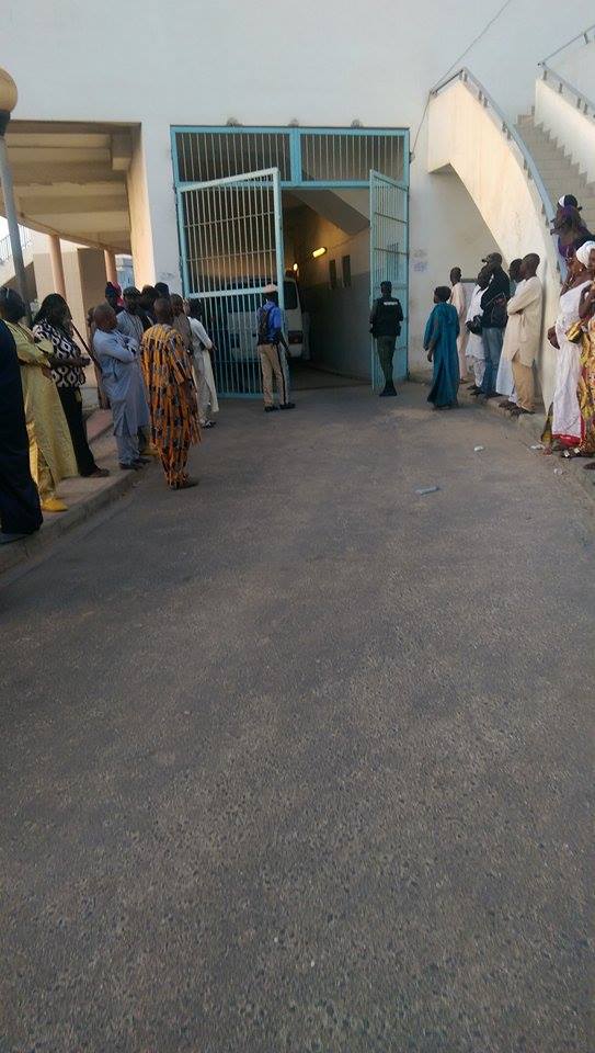 Quelques images de l’arrivée de Thione Seck au palais de Justice de Dakar