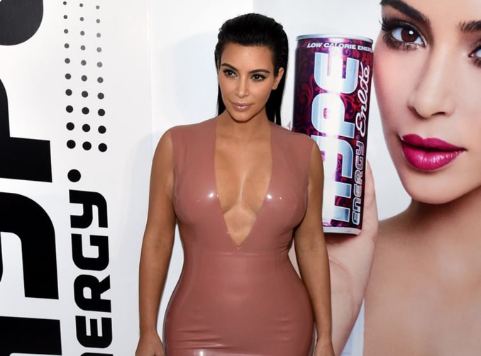 Kim Karda­shian pète les plombs sur Twit­ter au point d’inquié­ter le réseau social