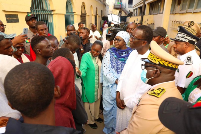 Saint-Louis: Amadou Bâ, Premier ministre, au chevet des rescapés du chavirement de la pirogue de clandestins Saint-Louis: Amadou Bâ, Premier ministre, au chevet des rescapés du chavirement de la pirogue de clandestins