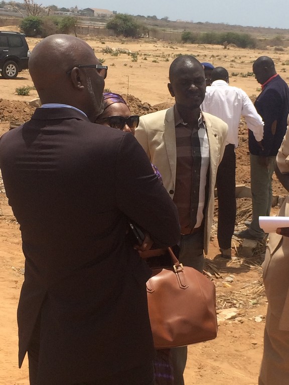 Urgent : Des bâtiments construits à 200 m de l’aéroport LSS en train d’être rasés par Abdoulaye Diouf Sarr en collaboration avec le gouverneur de Dakar, Mohamed Fall