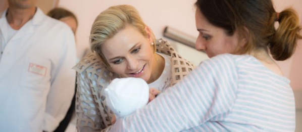 Charlène de Monaco, retour à la maternité : La jeune maman émue et câline...