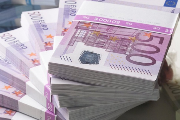 Près de 300 millions en faux billets d'euros abandonnés sur l'autoroute