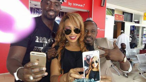Vivi et son manager Baba Amdy, en mode selfie 