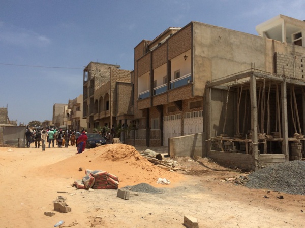 Mais fait saisissant qui mérite d’être relevé : cette seconde phase de démolition concerne des maisons construites et déjà habitées par des populations, qui, au moment où ces lignes sont en train d’être construites, vont y passer la nuit. Et promettent d’y laisser leurs vies plutôt que d’être déguerpies.