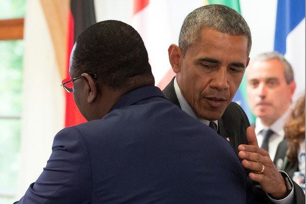 Chaleureuse accolade entre le Président Macky Sall et le Président Barack Obama au sommet du G7