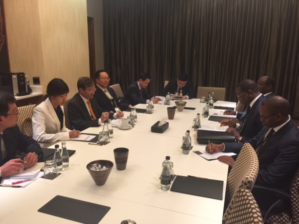 Johannesburg (Afrique du Sud): Une séance de travail réunit le Ministre des Affaires étrangères et des Sénégalais de l'Extérieur Mankeur Ndiaye et le Vice-ministre chinois des Affaires étrangères