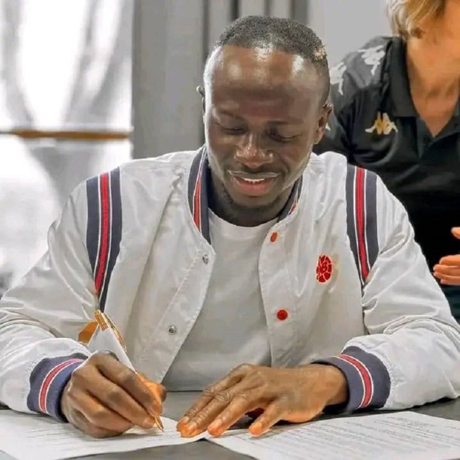 Football : Sadio Mané a signé les statuts de SM 10 Pro Bourges, sa société