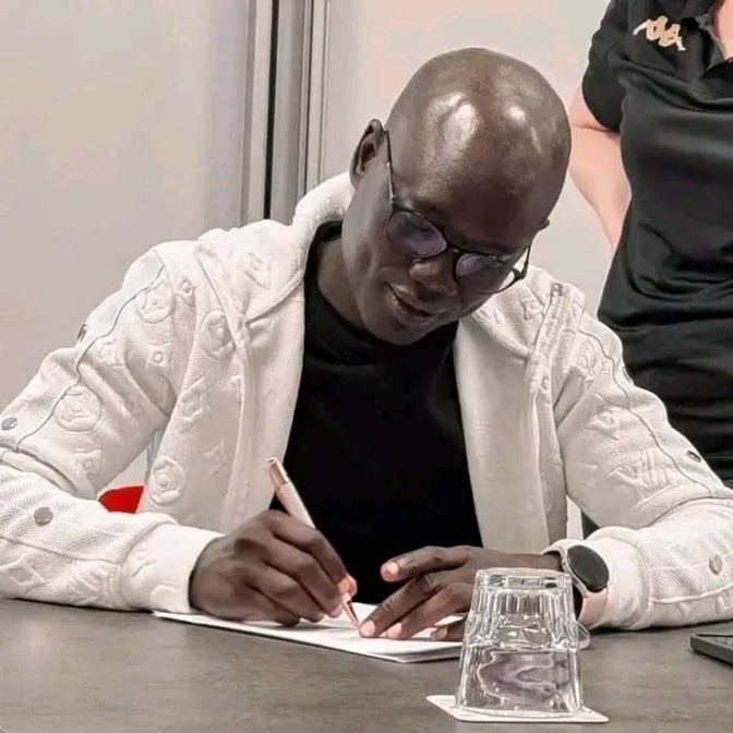 Football : Sadio Mané a signé les statuts de SM 10 Pro Bourges, sa société