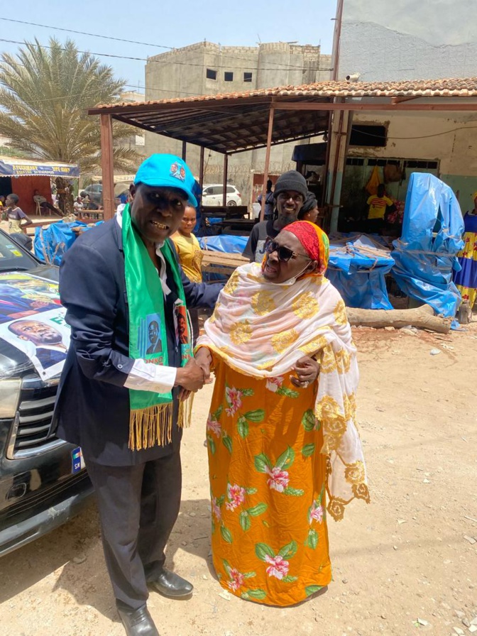 Caravane et visites de proximité: Khalifa Abdoul Aziz Mbaye, membre des Leaders de la Coalition Diomaye President, entre Ngor Almadies-Yoff-Ouest foire...