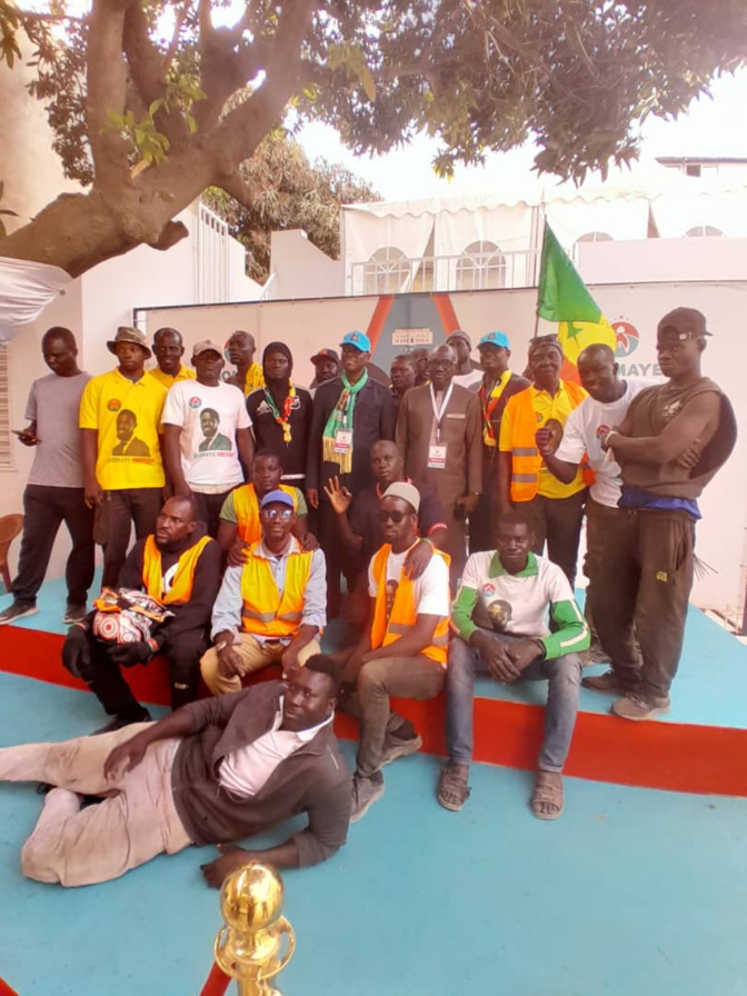 Caravane et visites de proximité: Khalifa Abdoul Aziz Mbaye, membre des Leaders de la Coalition Diomaye President, entre Ngor Almadies-Yoff-Ouest foire...