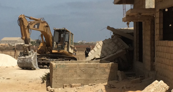 Construction des maisons jouxtant le mur de l’aéroport : Le Président fait tomber des têtes et oublie le Gouverneur de Dakar 