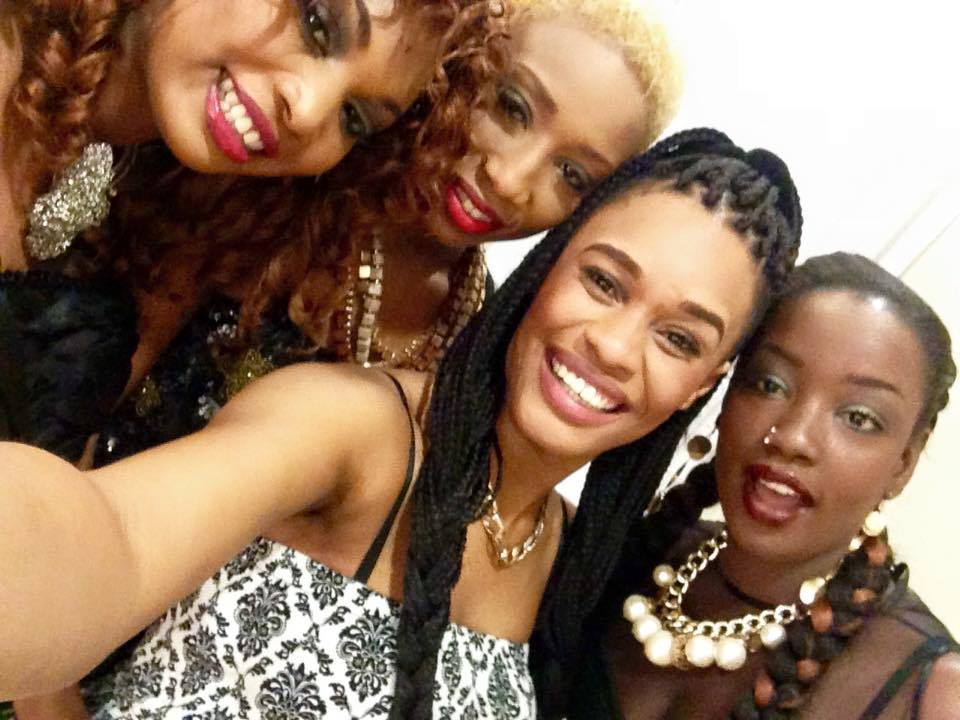 Ndèye Ndack et le groupe Safari en mode "selfie"