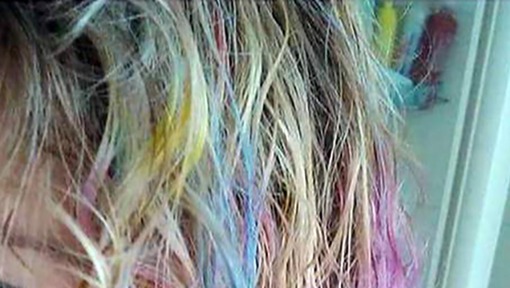 Leurs cheveux restent multicolores après un Color Run