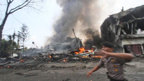 Un avion militaire s'écrase en pleine ville en Indonésie