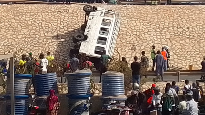 Accident spectaculaire: Un car  "Ndiaga Ndiaye" se renverse sur l'autoroute à péage à hauteur de Technopole de Pikine