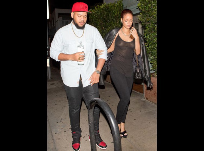 Rihanna en haut trans­pa­rent et sans soutien-gorge pour dîner avec son frère