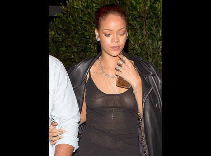 Rihanna en haut trans­pa­rent et sans soutien-gorge pour dîner avec son frère