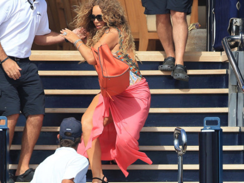 Mariah Carey se casse la figure sur un yatch (photos)