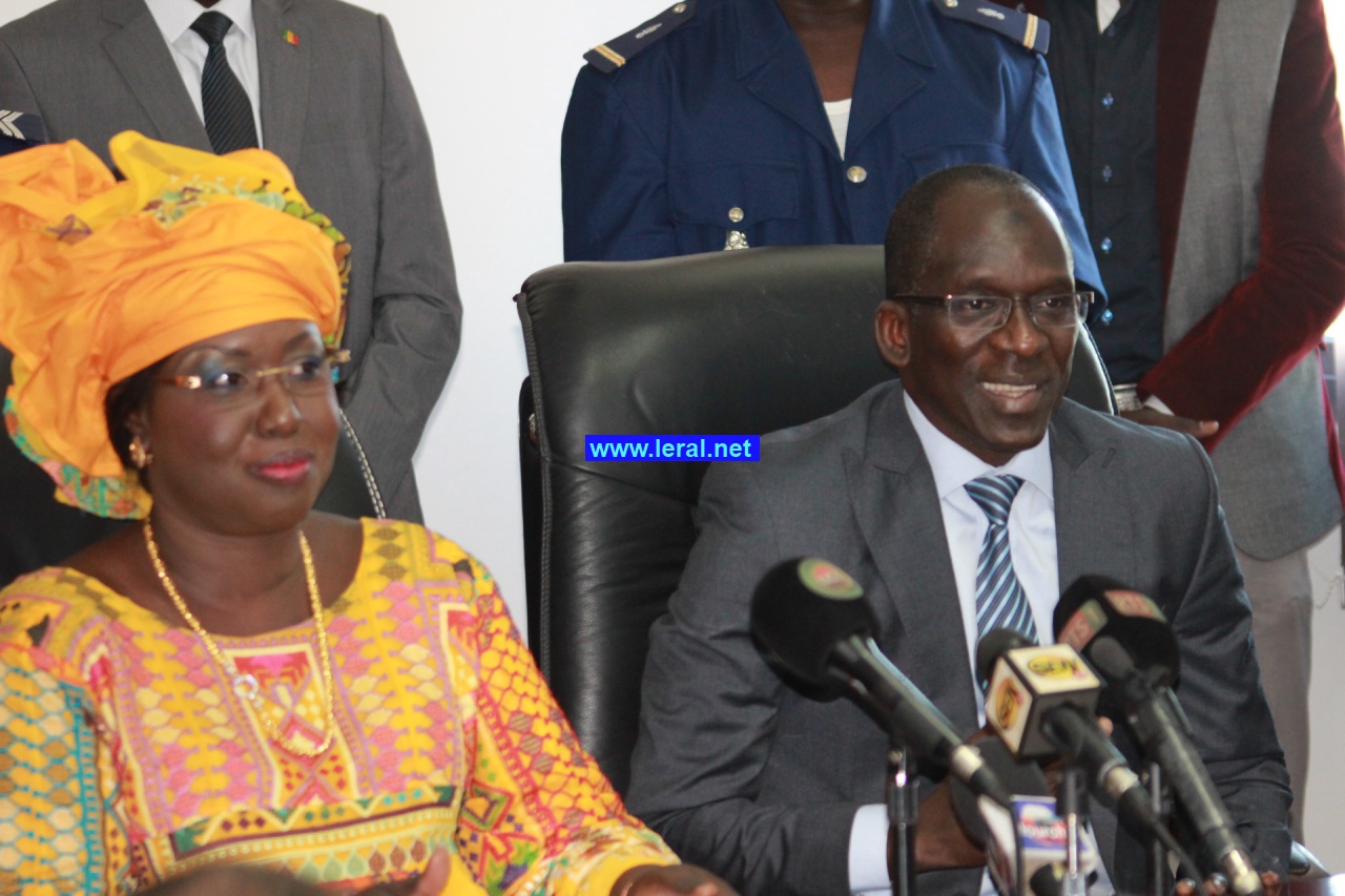 Les images de la passation de service au ministère du tourisme entre Abdoulaye Diouf Sarr et  Maïmouna Ndoye Seck