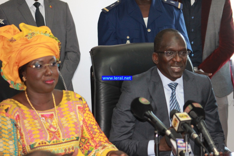 Les images de la passation de service au ministère du tourisme entre Abdoulaye Diouf Sarr et  Maïmouna Ndoye Seck