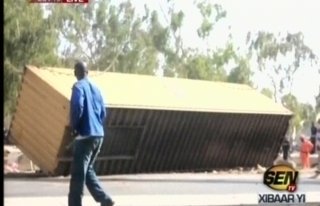 Accident tragique à Keur Mbaye Fall: un container se détache d’un camion et fait 2 morts et plusieurs blessés