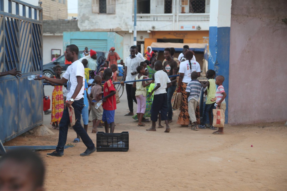 La fondation Servir le Sénégal fait des dons à travers le Sénégal grâce à l'aide des hommes d'affaires et les amis du Président.