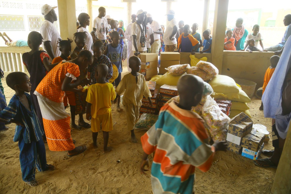 La fondation Servir le Sénégal fait des dons à travers le Sénégal grâce à l'aide des hommes d'affaires et les amis du Président.