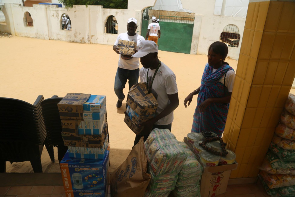 La fondation Servir le Sénégal fait des dons à travers le Sénégal grâce à l'aide des hommes d'affaires et les amis du Président.