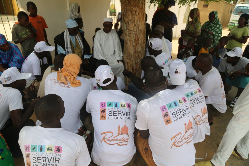 La fondation Servir le Sénégal fait des dons à travers le Sénégal grâce à l'aide des hommes d'affaires et les amis du Président.