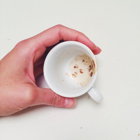 Elle transforme les taches de café ou de chocolat en véritables œuvres d'art