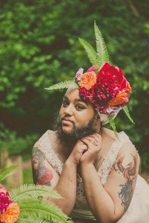 Harnaam Kaur, une "femme à barbe" pose en robe de mariée