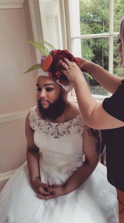 Harnaam Kaur, une "femme à barbe" pose en robe de mariée