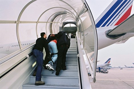 Un étudiant sénégalais menotté, encagoulé et expulsé de force du territoire français Un étudiant sénégalais menotté, encagoulé et expulsé de force du territoire français