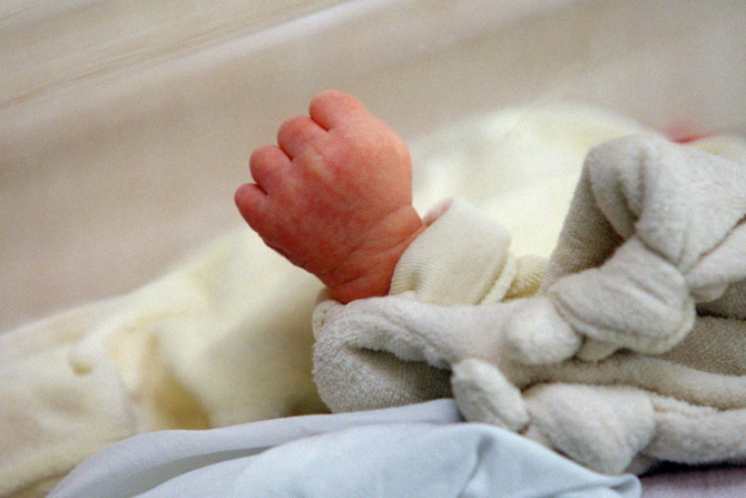 Une nounou transforme un bébé en objet sexuel : Elle risque dix ans de réclusion criminelle