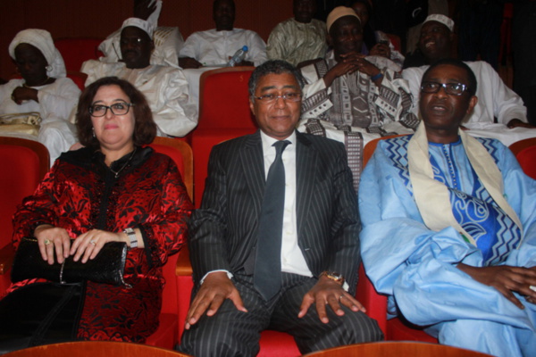 Youssou Ndour et l'ambassadeur du Maroc au Sénégal et l'épouse de ce dernier au  Grand Théâtre lors du lancement du Festival Salam