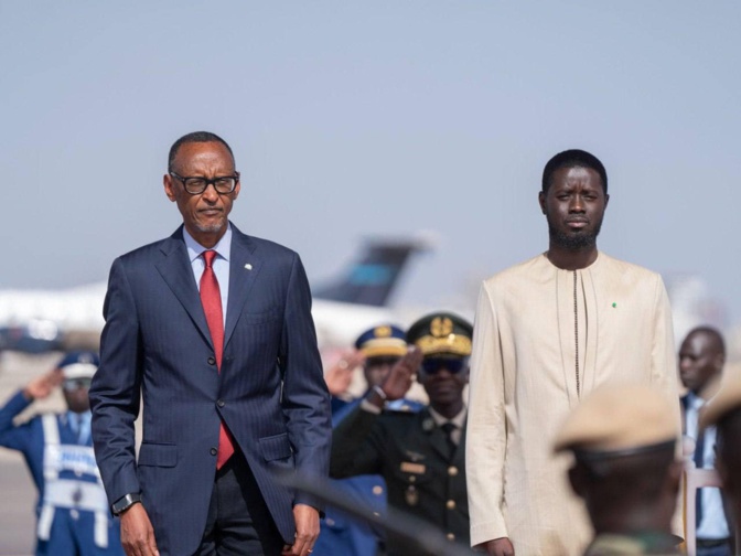 Paul Kagamé en  visite de travail à Dakar : Les images de son arrivée à l'aéroport militaire Léopold Sédar Senghor