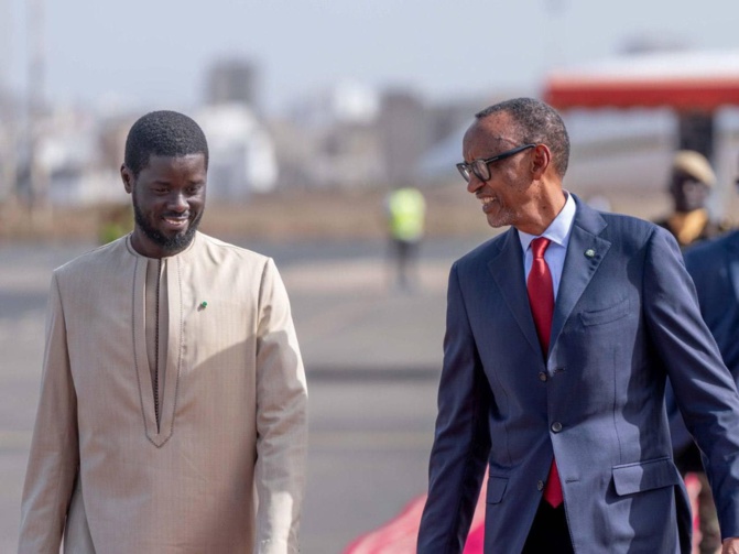 Paul Kagamé en  visite de travail à Dakar : Les images de son arrivée à l'aéroport militaire Léopold Sédar Senghor
