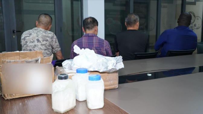 Joli coup de filet à l’AIBD : La Douane intercepte un bocal contenant près de cinq cent grammes d’amphétamine Joli coup de filet à l’AIBD : La Douane intercepte un bocal contenant près de cinq cent grammes d’amphétamine