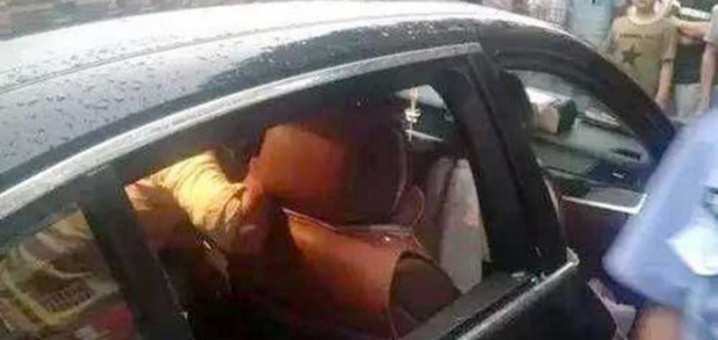 Malgré la chaleur, elle refuse que les pompiers brisent la vitre de sa voiture pour sauver son enfant, bloqué à l'intérieur: sa raison est incroyable